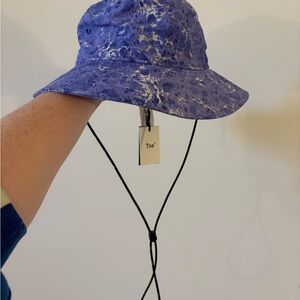 NWT Aritzia TNA Adjustable Cord Lightweight Bucket Hat - Purple Pattern - Sz S/M